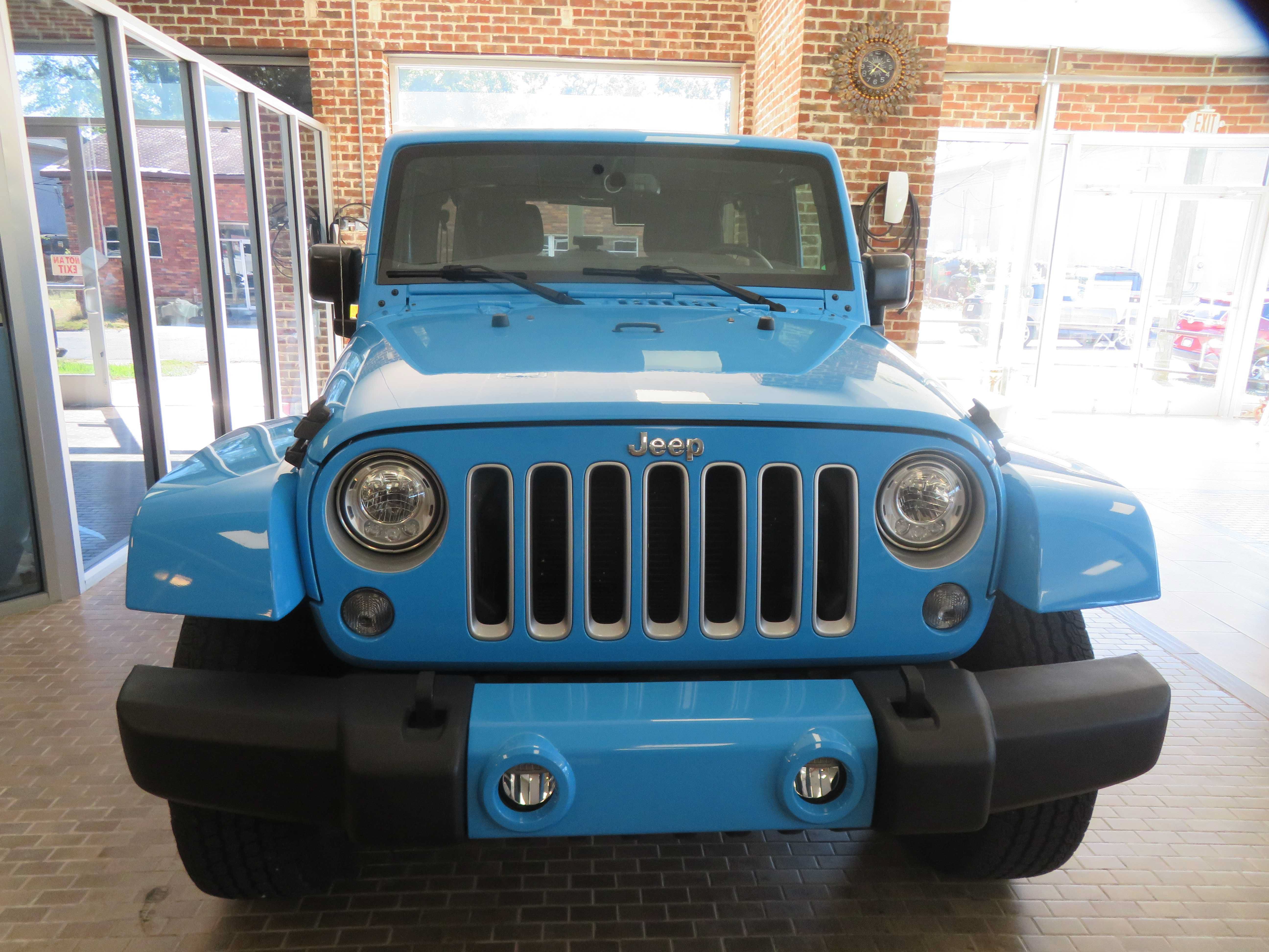 Used 2017 Jeep Wrangler Unlimited Sahara w/ Dual Top Group AWD/4WD image 56
