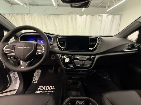 Used 2025 Chrysler Pacifica Select FWD image 17