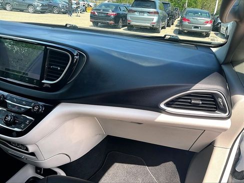 Used 2023 Chrysler Pacifica Touring-L FWD image 13