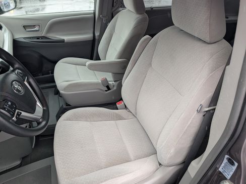Used 2015 Toyota Sienna LE FWD image 12