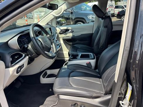 Used 2023 Chrysler Pacifica Touring-L FWD image 6