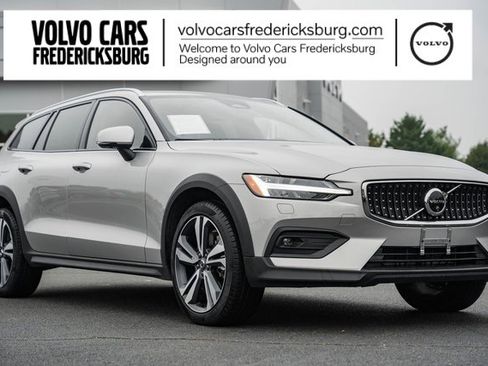 Used 2025 Volvo V60 B5 Cross Country Plus image 1