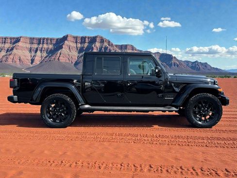 Used 2023 Jeep Gladiator Overland AWD/4WD image 9