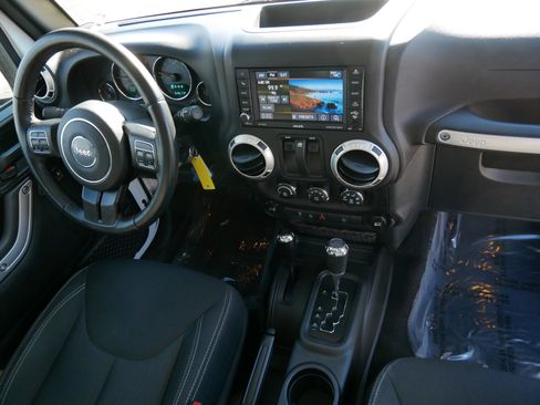 Used 2018 Jeep Wrangler Sahara w/ Connectivity Group image 10