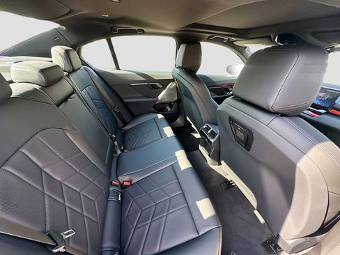 Used 2025 BMW i5 eDrive40i w/ Premium Package image 31