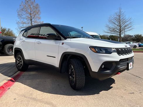 Used 2025 Jeep Compass Trailhawk AWD/4WD image 3