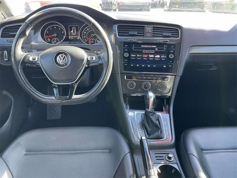 Used 2019 Volkswagen Golf SE image 11