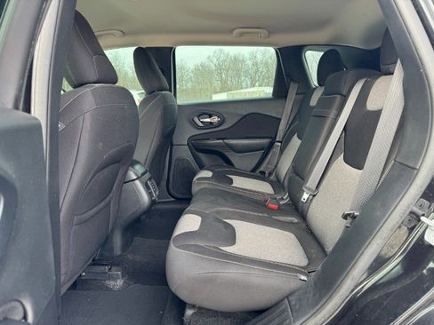 Used 2014 Jeep Cherokee Sport image 16