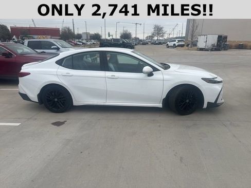 Used 2025 Toyota Camry SE w/ Convenience Package image 2
