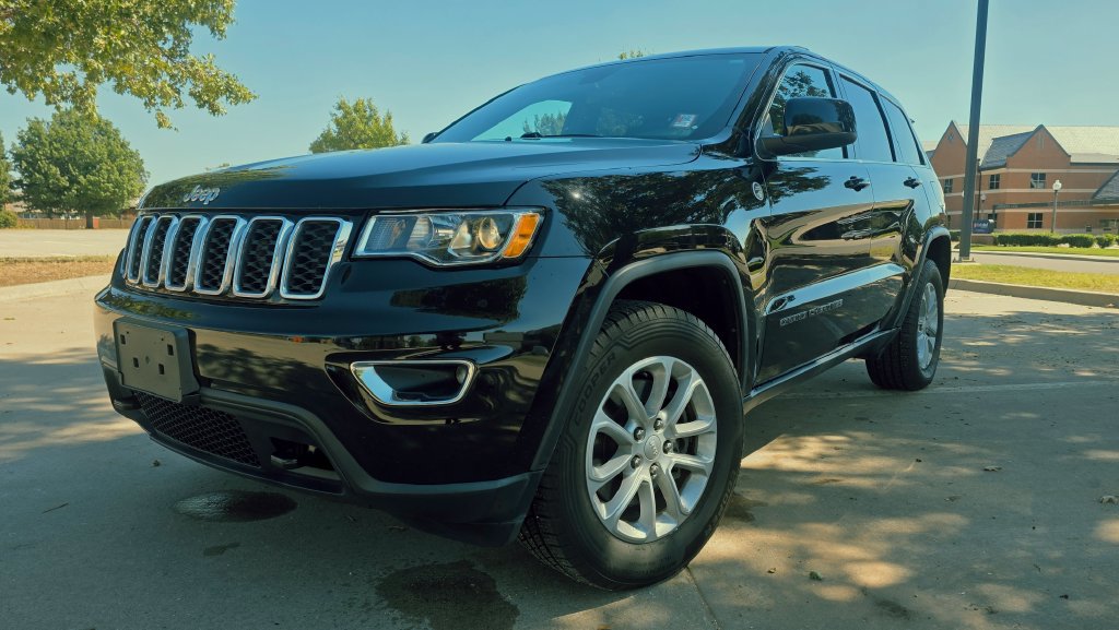 Used 2021 Jeep Grand Cherokee Laredo AWD/4WD image 3