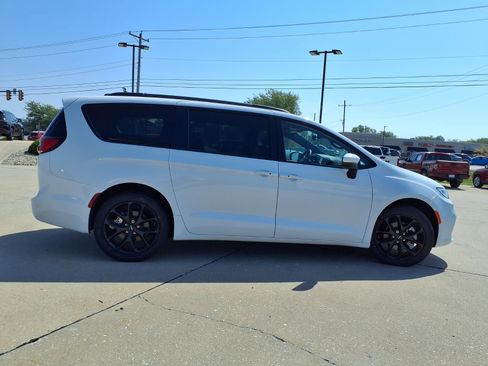 Certified 2023 Chrysler Pacifica Touring-L w/ S Appearance Package AWD/4WD image 32
