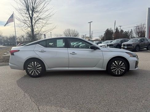 Used 2024 Nissan Altima 2.5 SV image 4