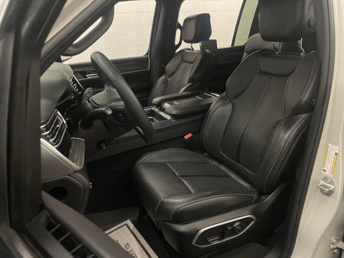 Used 2022 Jeep Wagoneer Series III w/ Rear Seat Entertainment Group AWD/4WD image 13