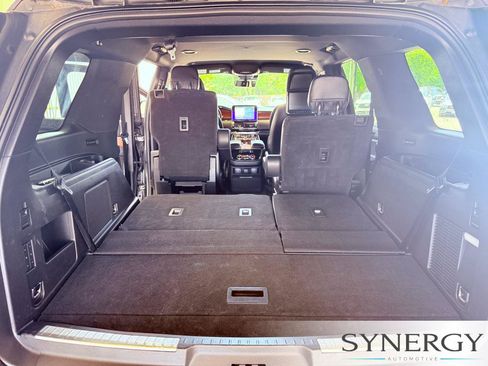Used 2018 Lincoln Navigator Select w/ Technology Package RWD image 28