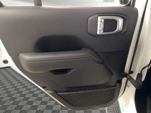 Used 2023 Jeep Wrangler Unlimited Sahara AWD/4WD image 17