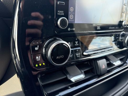 Used 2021 Toyota Highlander Limited image 32