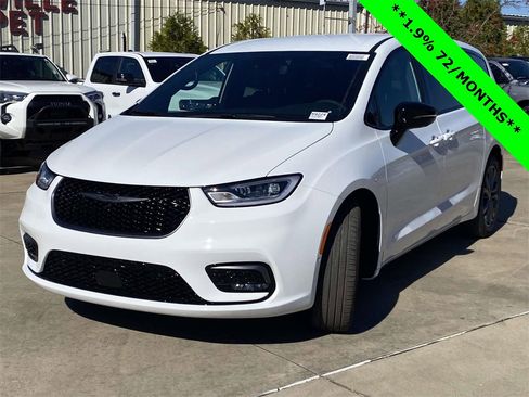 New 2026 Chrysler Pacifica Select image 3