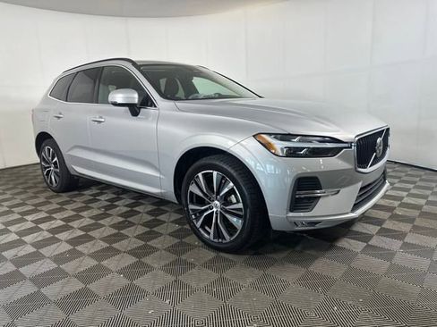 Used 2022 Volvo XC60 B5 Momentum image 2