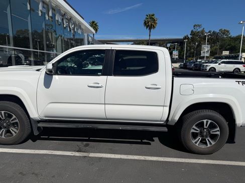Used 2018 Toyota Tacoma TRD Sport w/ Technology Package image 4