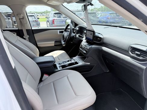 Used 2020 Ford Explorer XLT w/ Equipment Group 202A AWD/4WD image 12