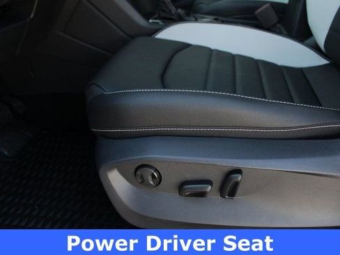 New 2025 Volkswagen Taos SEL image 5