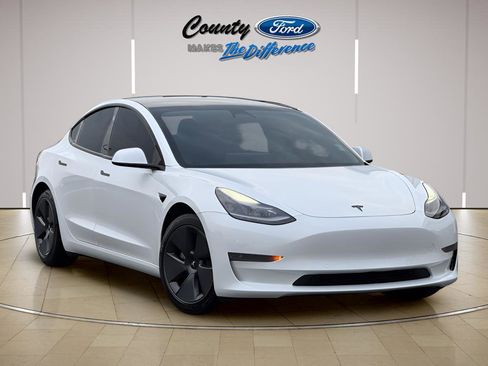 Used 2021 Tesla Model 3 Standard Range Plus image 1