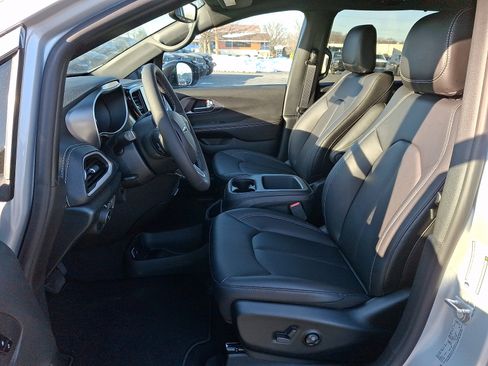 Used 2026 Chrysler Pacifica Select FWD image 9