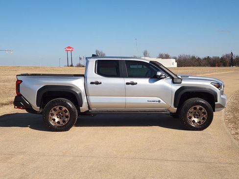 Used 2025 Toyota Tacoma Trailhunter image 7