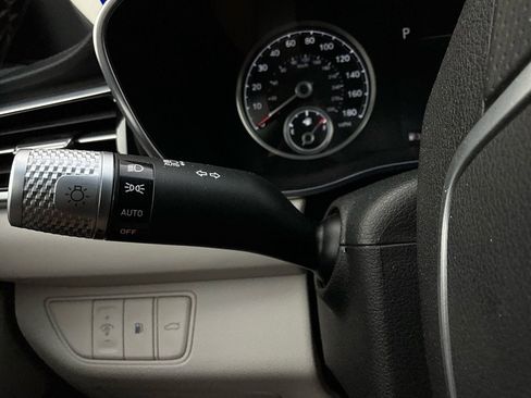 Used 2025 Genesis G70 2.5T image 37