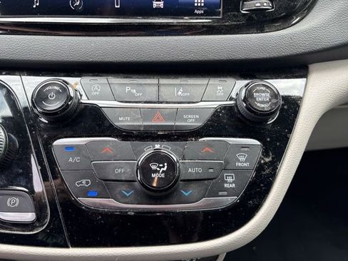 Used 2024 Chrysler Pacifica Touring-L image 26