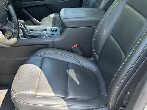 Used 2023 Chevrolet Traverse LT w/ LT Premium Package AWD/4WD image 12