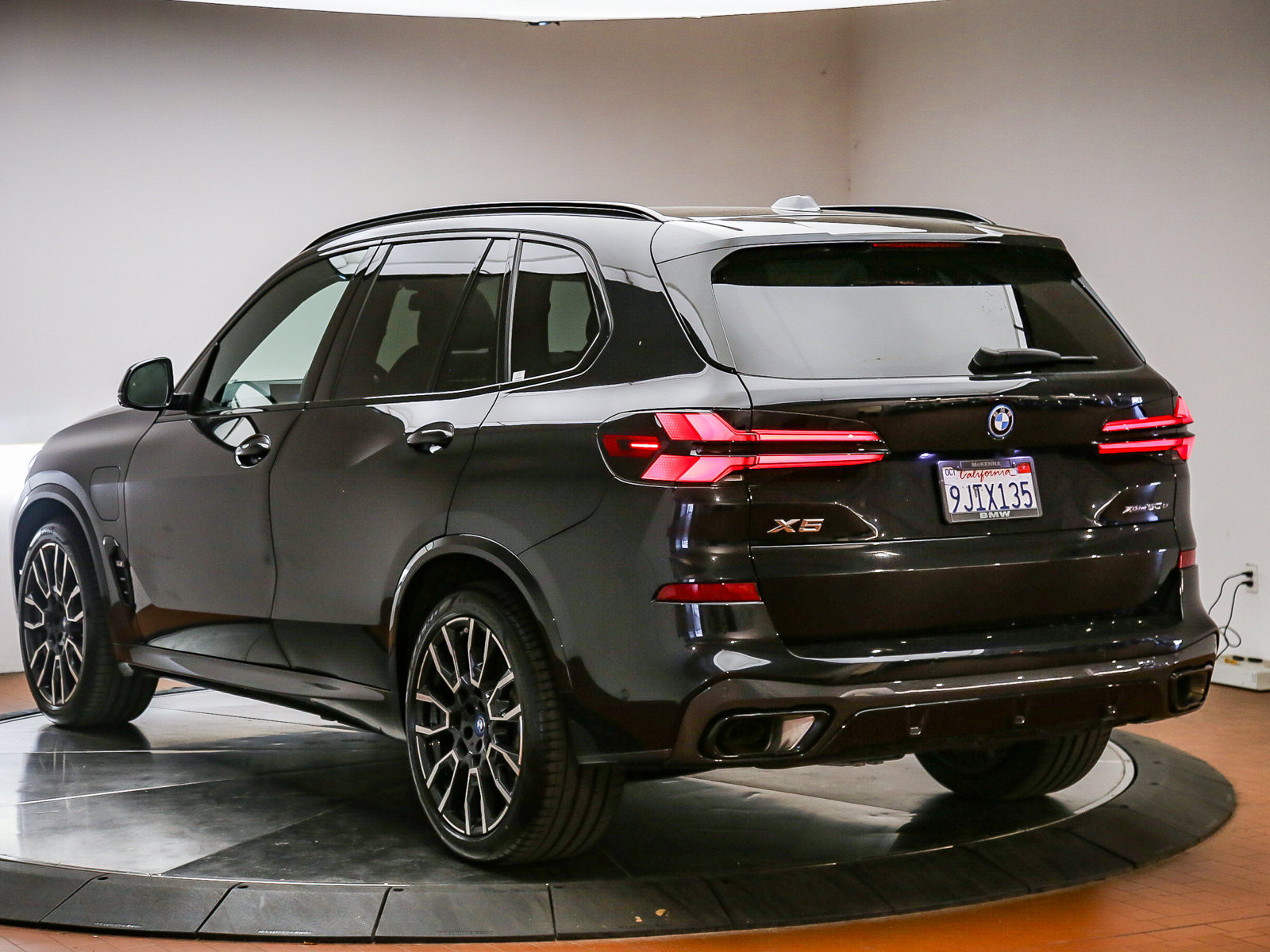 Used 2024 BMW X5 xDrive50e w/ M Sport Package AWD/4WD image 5