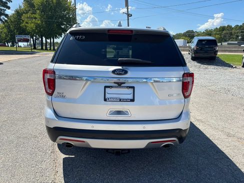 Used 2016 Ford Explorer XLT w/ Equipment Group 202A FWD image 4