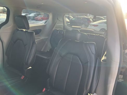 Used 2024 Chrysler Pacifica Touring-L image 9