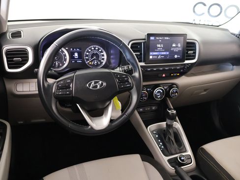 Used 2022 Hyundai Venue SEL FWD image 2