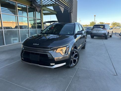 Used 2023 Kia Niro EX Touring image 2