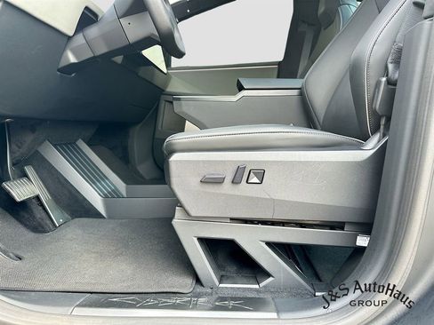 Used 2024 Tesla Cybertruck AWD Crew Cab image 42
