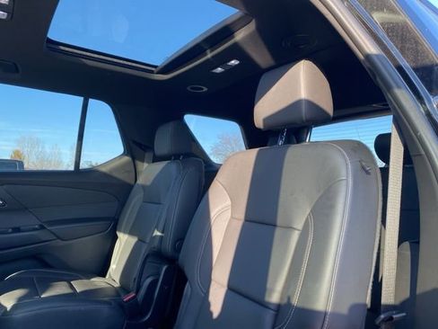 Used 2023 Chevrolet Traverse LT w/ LT Premium Package image 3