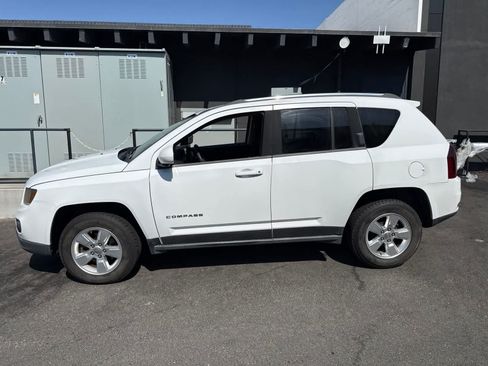 Used 2014 Jeep Compass Latitude FWD image 10