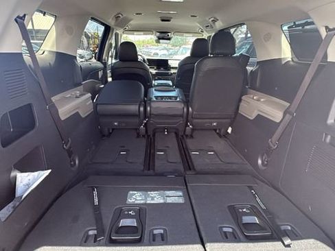 Used 2025 Kia Carnival EX FWD image 10