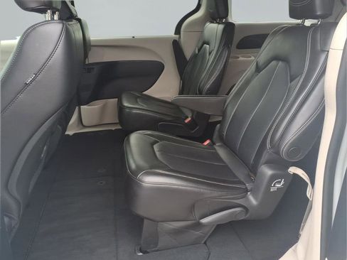 Used 2023 Chrysler Pacifica Touring-L image 25
