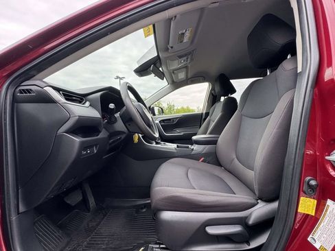 Used 2022 Toyota RAV4 LE FWD image 13