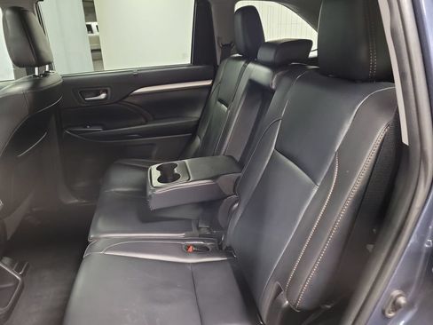 Used 2019 Toyota Highlander XLE AWD/4WD image 32
