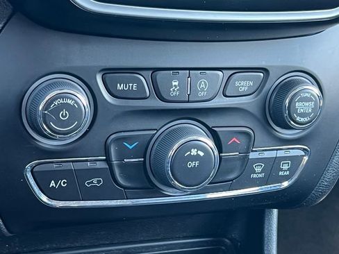 Used 2021 Jeep Cherokee Latitude Plus AWD/4WD image 26