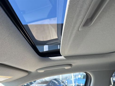 Used 2025 Kia Niro SX image 8