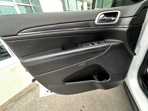 Used 2018 Jeep Grand Cherokee Limited image 15