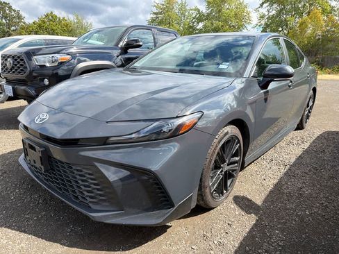 Used 2025 Toyota Camry SE FWD image 3