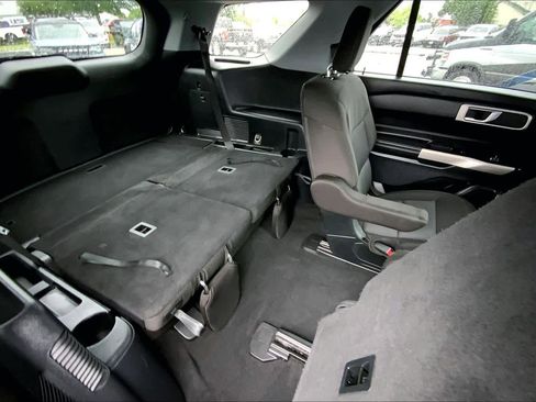 Used 2022 Ford Explorer XLT image 18