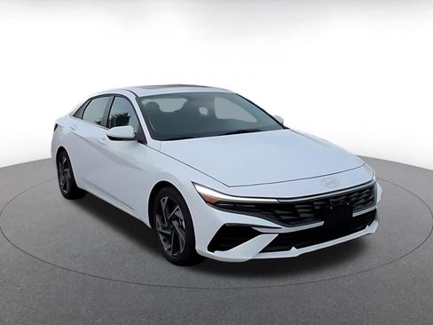 Used 2025 Hyundai Elantra SEL image 3