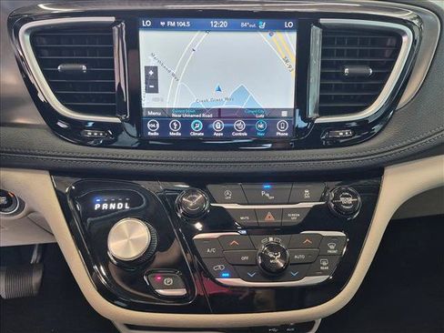 Used 2019 Chrysler Pacifica Limited FWD image 13